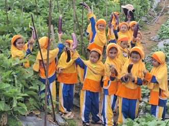 Murid Kelas I SD Muhammadiyah PK Solo Belajar Teknologi Pangan di Agrowisata Amanah