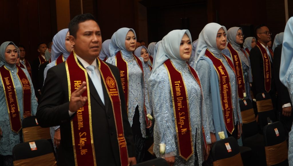 Momentum sakral tersaji di Ballroom Paragon Hotel, Kamis (23/10/2025). Sebanyak 180 mahasiswa Universitas Muhammadiyah PKU (UMPKU) Solo mengikrarkan sumpah profesi Ners di hadapan pimpinan kampus dan jajaran rumah sakit mitra.