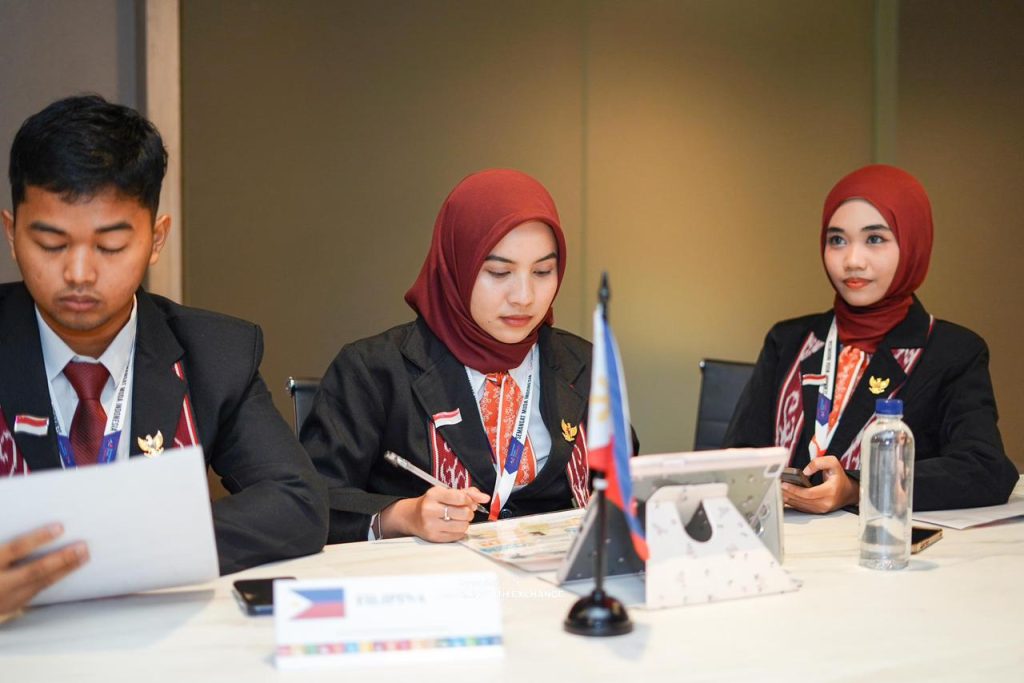 Mahasiswi Program Studi Pendidikan Dokter Fakultas Kedokteran (FK) Universitas Muhammadiyah Surakarta (UMS) yang berasal dari negeri laskar pelangi, Chellin Meilianda, menorehkan prestasi membanggakan dengan meraih penghargaan Best Participant dalam program Youth Exchange Chapter Bangkok Thailand.