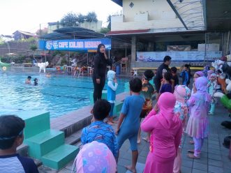 SD Muhammadiyah 1 Solo Tumbuhkan Bakat dan Motorik Siswa dengan Berenang