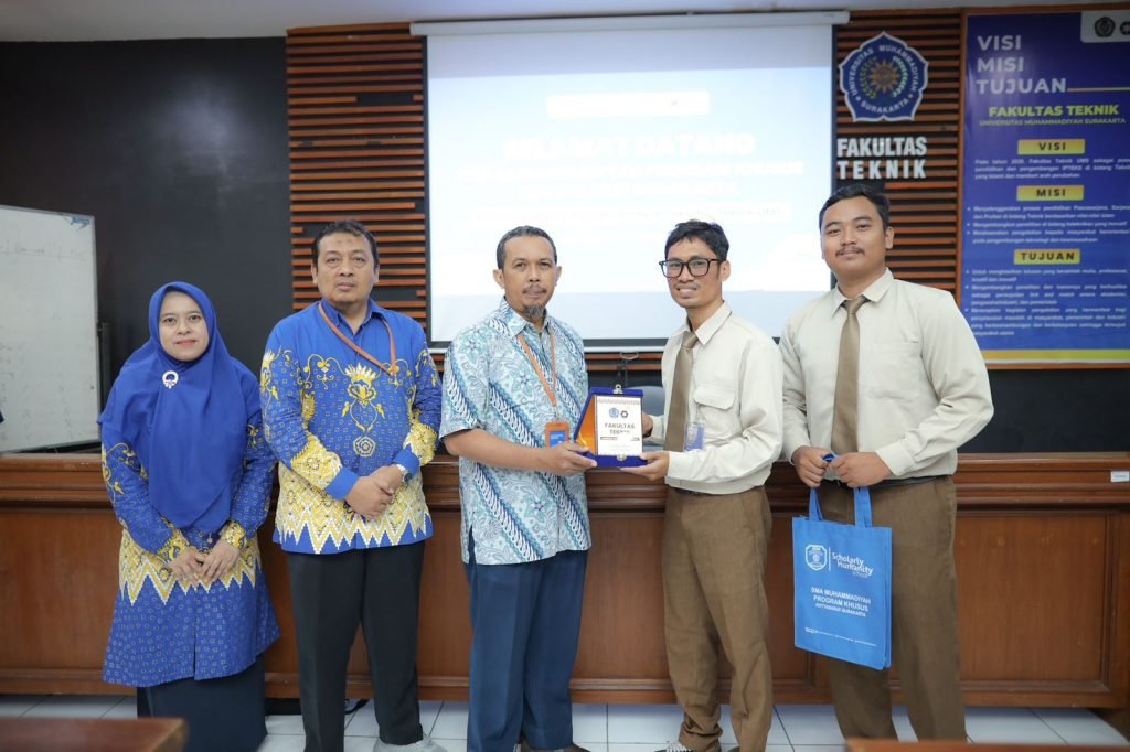 Fakultas Teknik Universitas Muhammadiyah Surakarta (UMS) dipercaya sebagai tempat pelaksanaan Sit In University yang diikuti oleh 49 pelajar SMA Muhammadiyah Program Khusus (PK) Kottabarat Solo.