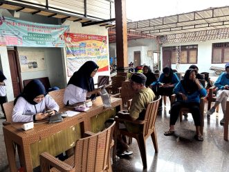 Fisioterapis UMS Latih Lansia Sukoharjo Lawan Nyeri Punggung Bawah