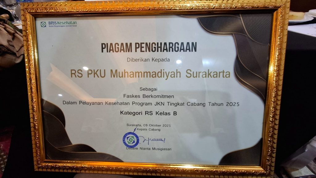 Konsistensi RS PKU Muhammadiyah Solo dalam memberikan pelayanan terbaik bagi peserta Jaminan Kesehatan Nasional (JKN) kembali membuahkan hasil. Rumah sakit ini berhasil meraih Penghargaan Fasilitas Kesehatan Berkomitmen dalam Pelayanan Kesehatan Program JKN tingkat Cabang Tahun 2025 kategori Rumah Sakit Kelas B.