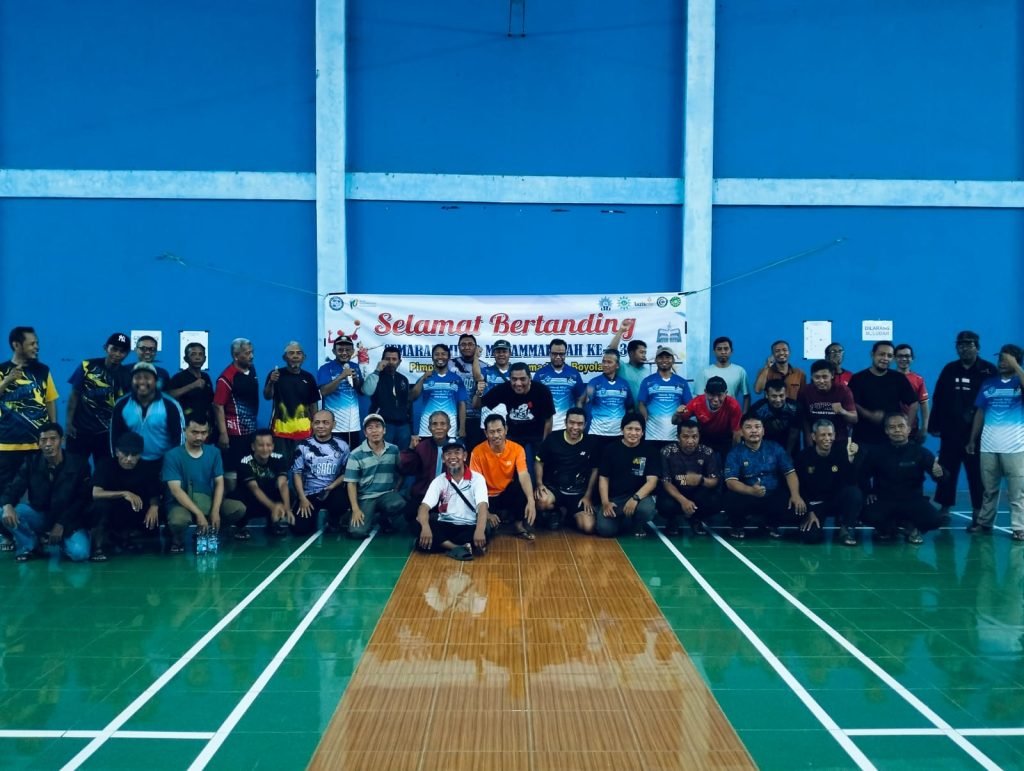 Suasana semarak memenuhi GOR Simo, Boyolali, pada Minggu (19/10/2025) dalam ajang Kejuaraan Bulu Tangkis Antar PCM se-PDM Boyolali. Kegiatan ini menjadi bagian dari Gebyar Milad Muhammadiyah ke-113 tahun, yang diselenggarakan Lembaga Seni Budaya dan Olahraga (LSBO) PDM Boyolali bekerja sama dengan Forum Guru Muhammadiyah (FGM) Boyolali.