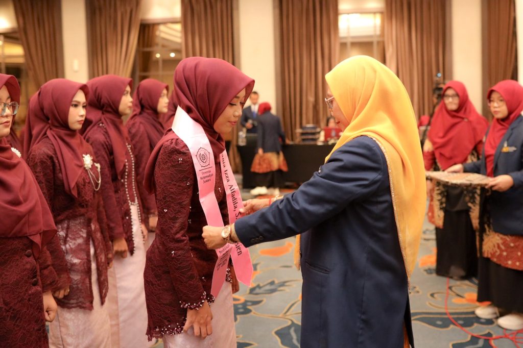 Program studi Pendidikan Profesi Dietisien Fakultas Ilmu Kesehatan Universitas Muhammadiyah Surakarta (UMS) melakukan sumpah Profesi Dietisien Angkatan I, prosesi suci ini berlangsung dengan penuh khidmat pada Selasa (9/10/2025) di Swiss Bel-Inn, Saripetojo Solo.