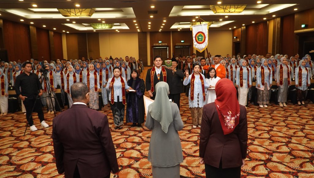 180 Mahasiswa UMPKU Solo Ikuti Pelantikan Profesi Ners dan Ambil Sumpah