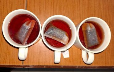 Cegah Hipertensi Lansia, Mahasiswa UMS Bikin Teh Kaya Antioksidan dari Apel dan Rosella