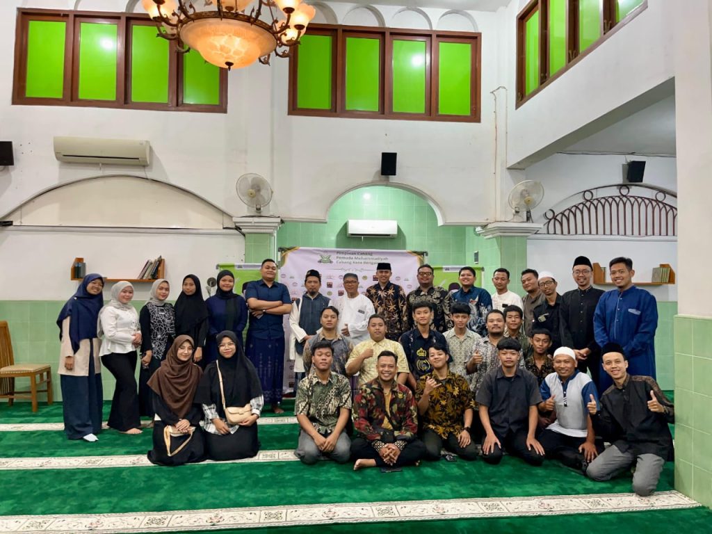 Suasana Masjid Al Huda Gurawan pada Selasa malam, ba’da Isya (30/9/2025) terasa berbeda dari biasanya. Ratusan jemaah memadati serambi masjid untuk mengikuti Kajian Ngeteh yang diselenggarakan Pimpinan Cabang Pemuda Muhammadiyah (PCPM) Kota Bengawan.