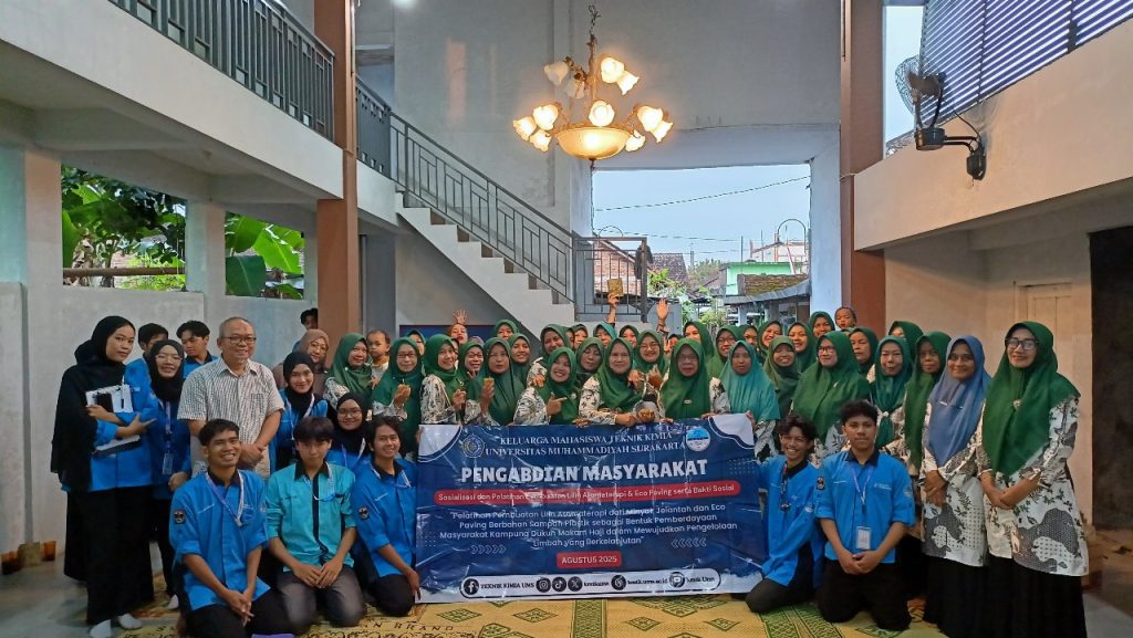 Mahasiswa Teknik Kimia Universitas Muhammadiyah Surakarta (UMS) punya cara unik dalam menjaga lingkungan sekaligus memberdayakan masyarakat. Melalui program Pengabdian Kepada Masyarakat Ormawa (PPO), mereka mengubah limbah rumah tangga seperti minyak jelantah dan sampah plastik menjadi produk bernilai ekonomi tinggi dan ramah lingkungan.