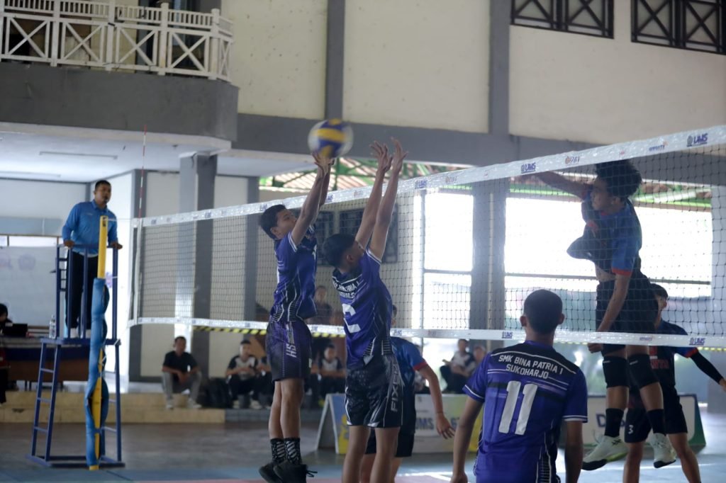 Lapangan GOR Kampus II Universitas Muhammadiyah Surakarta (UMS) dipilih menjadi tempat dilaksanakannya rangkaian kegiatan olahraga dalam rangka memperingati Milad ke-67 UMS. Muhammadiyah Volleyball Competition (MVC) menjadi salah satu kompetisi dari 13 kategori perlombaan eksternal yang ditujukan untuk menyemarakkan Milad UMS.
