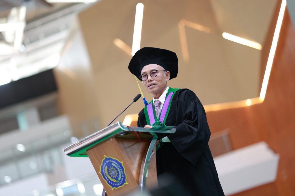 Universitas Muhammadiyah Surakarta (UMS) melalui Ikatan Keluarga Alumni (IKA) Pusat mengukuhkan 30 Direktur Wilayah dan 10 Duta Luar Negeri bertepatan dengan Upacara Harijadi ke-67 UMS yang digelar dalam Sidang Terbuka Senat Universitas di Edutorium KH Ahmad Dahlan, Jumat (24/10/2025).