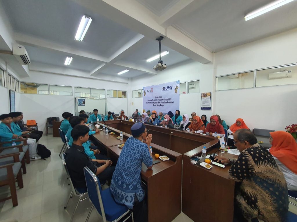 Lembaga Amil Zakat, Infak, dan Sedekah Muhammadiyah (Lazismu) Universitas Muhammadiyah Surakarta (UMS) menggelar acara silaturahmi sekaligus penyerahan beasiswa kepada penerima Beasiswa Yatim dan Beasiswa Kader Sang Surya.