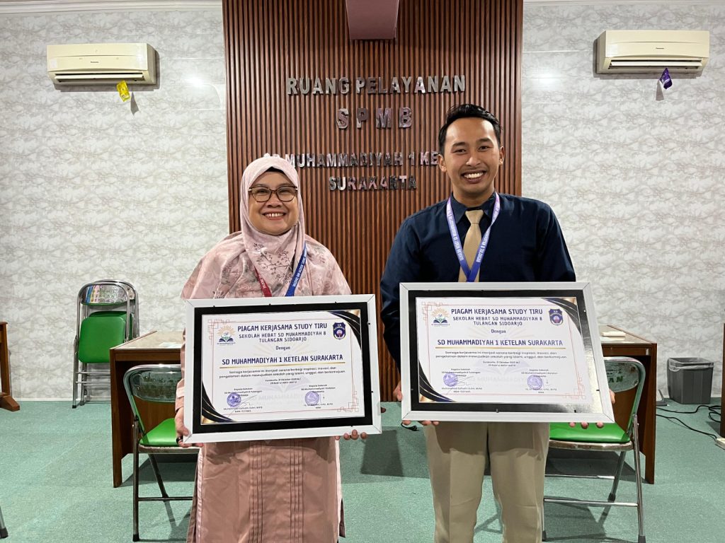 SD Muhammadiyah 1 Solo menerima studi tiru SD Muhammadiyah 8 Tulangan Sidoarjo, Selasa (21/10/2025). Kunjungan ini bertujuan melihat lebih dekat SD Muhammadiyah 1 sebagai salah satu sekolah unggulan nasional, sekolah bilingual dan berkarakter unggul.