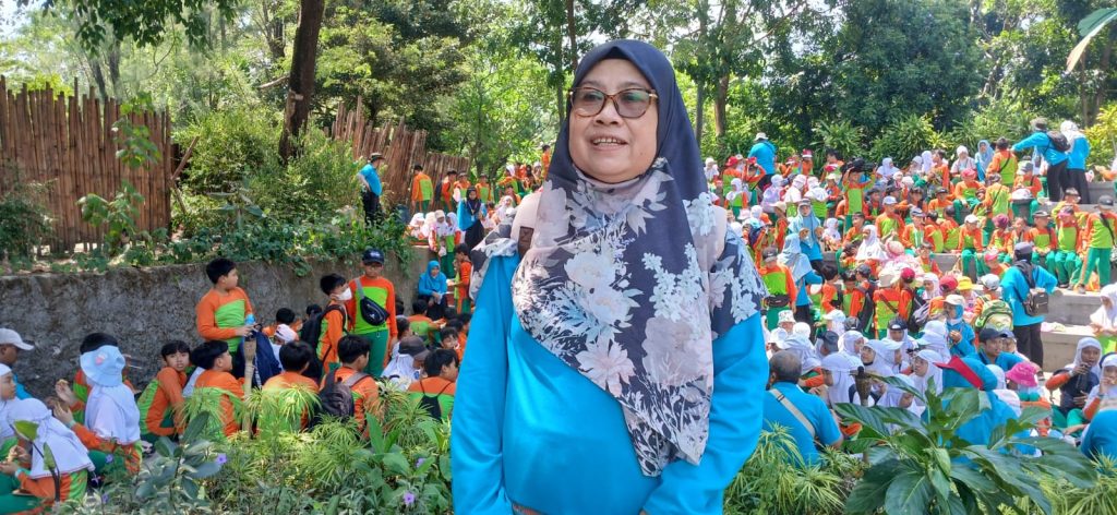 Ratusan siswa SD Muhammadiyah 1 Ketelan Solo menggelar outing class ke Solo Safari usai jeda penilaian sumatif tengah semester, Selasa (14/10/2025). Kepala Sekolah Sri Sayekti, menyatakan kegiatan outing class ini bertujuan penting untuk perkembangan karakter siswa.