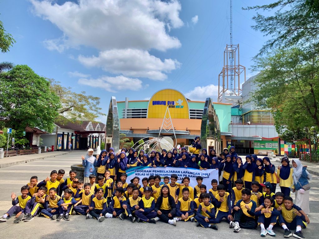 Sebanyak 77 siswa kelas VI SD Muhammadiyah Program Khusus Banyudono Boyolali mengikuti kegiatan Pengamatan Pembelajaran Lapangan (PPL), Kamis (9/10/2025). Kegiatan ini mengambil lokasi di Taman Pintar, salah satu destinasi wisata edukatif populer yang terletak di Jalan Panembahan Senopati No. 1–3, kawasan Benteng Vredeburg, Jogja.