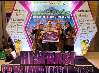 Instalasi Farmasi RS PKU Muhammadiyah Solo Juara 1 Lomba Poster di Mukerda Hisfarsi Jateng