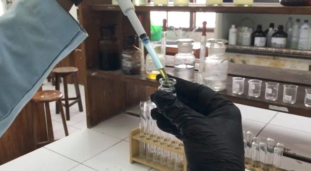 Tim Program Kreativitas Mahasiswa Riset Eksakta (PKM-RE) Universitas Muhammadiyah Surakarta (UMS) yang menamakan diri Tim Curbita. Mereka mengusung riset berjudul “Ekstraksi Senyawa Squalene dan Antioksidan dari Cucurbita moschata Duch dengan Bantuan Gelombang Mikro: Optimasi Berbasis Box-Behnken Design”.