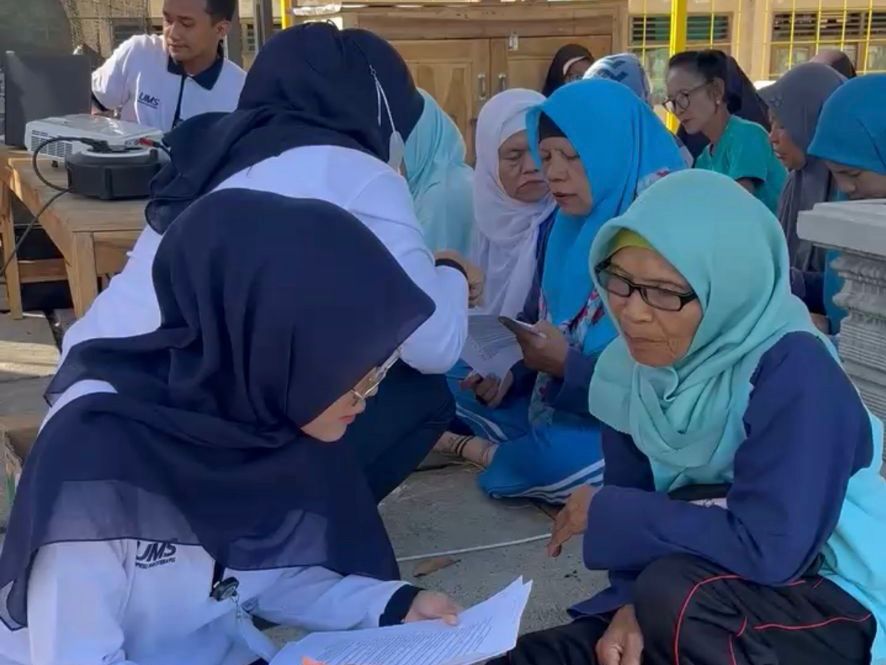 Tim mahasiswa Profesi Fisioterapis Universitas Muhammadiyah Surakarta (UMS) menggelar kegiatan Prolanis (Program Pengelolaan Penyakit Kronis) bagi lansia di Taman Dewi Sri, Desa Kunden, Kecamatan Bulu, Sukoharjo.