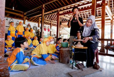 Murid Kelas IV SD Muhammadiyah PK Solo Praktik Bikin Gerabah Teknik Putar