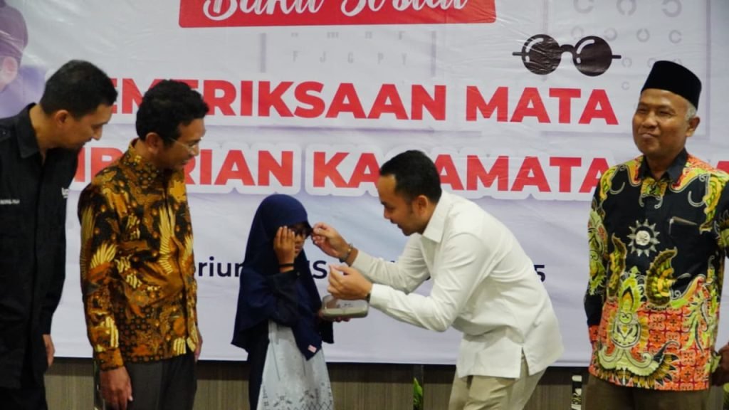 Lembaga Amil Zakat, Infak, dan Sedekah Muhammadiyah (Lazismu) Kota Solo bersama komunitas Donuts Forum sukses menggelar kegiatan bakti sosial pemeriksaan mata dan pemberian kacamata gratis bagi anak-anak sekolah.