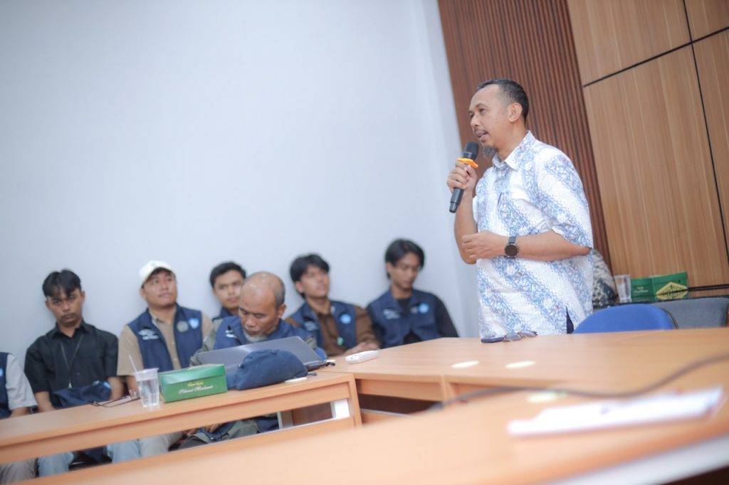 Universitas Muhammadiyah Surakarta (UMS) melalui Fakultas Teknik (FT) kembali menggelar rapat koordinasi rutin Program Revitalisasi Satuan Pendidikan SMP Jawa Tengah-1, Selasa (21/10/2025), di Ruang Rapat Gedung H Lantai 4.
