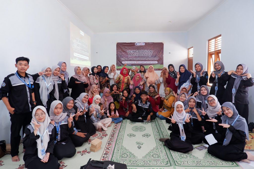 Himpunan Mahasiswa Pendidikan Guru Sekolah Dasar (HMP PGSD) Universitas Muhammadiyah Surakarta (UMS) melaksanakan kegiatan pengabdian masyarakat bertajuk “Smart-Eco: Transformasi Edukasi Ramah Lingkungan Melalui Sabun Organik dan Kreativitas Mozaik Anak Sekolah Dasar”, di SDN Jipangan, Kecamatan Banyudono, Kabupaten Boyolali.