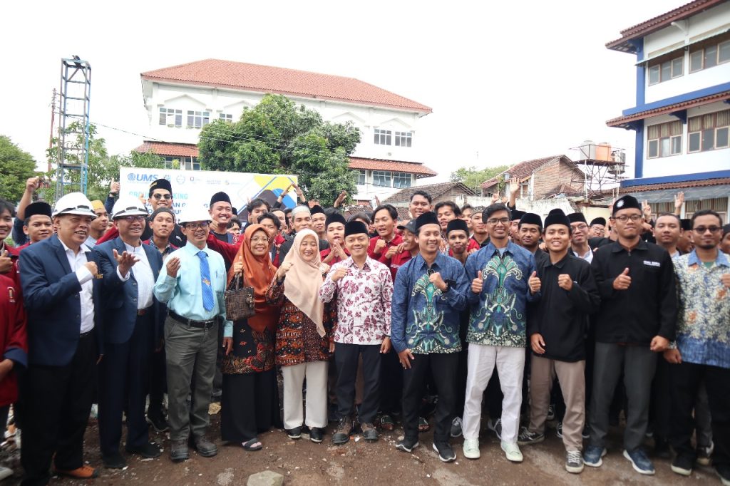 Pondok Hajjah Nuriyah Shabran Universitas Muhammadiyah Surakarta (UMS) melakukan ground breaking pada Jumat (24/10/2025), sebagai penanda dimulainya pembangunan kembali gedung pondok yang telah lama tidak difungsikan.