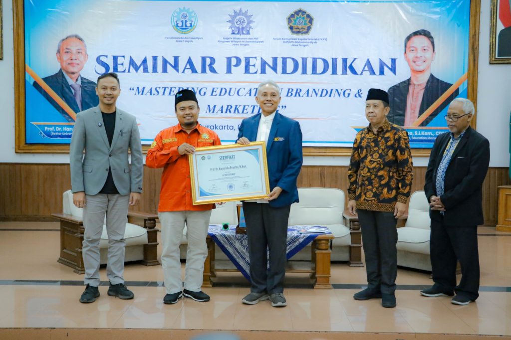 Rektor Universitas Muhammadiyah Surakarta (UMS) Prof. Harun Joko Prayitno, menegaskan pentingnya penguatan branding dan kolaborasi dalam dunia pendidikan Muhammadiyah agar mampu bersaing di era kompetitif saat ini. Hal itu disampaikan saat menjadi Keynote Speaker dalam Seminar Nasional dengan tema “Mastering Education Branding & Marketing” yang berlangsung di Auditorium Moh. Djazman UMS, Rabu (8/10/2025).