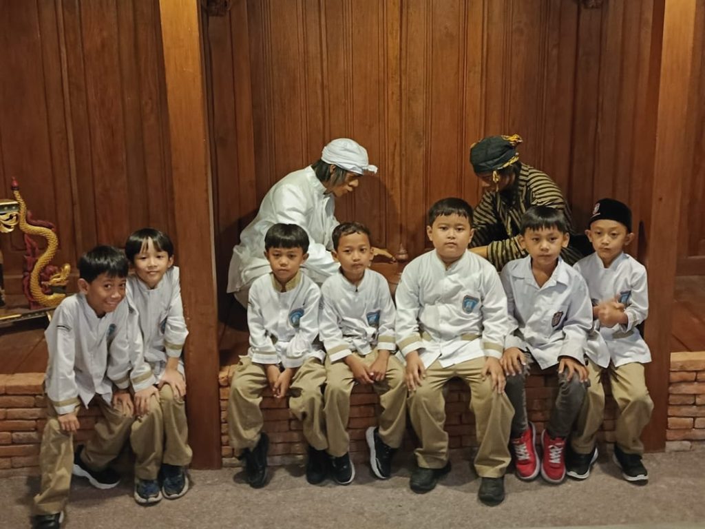 Siswa kelas bilingual SD Muhammadiyah 14 Danukusuman Solo baru saja mengadakan outing class yang penuh antusiasme dengan mengunjungi Museum Keris di kota Surakarta. Kegiatan ini diadakan Kamis (9/10/2025), sebagai bagian dari pembelajaran di luar kelas yang bertujuan untuk memperkenalkan budaya dan warisan sejarah Jawa kepada anak-anak.