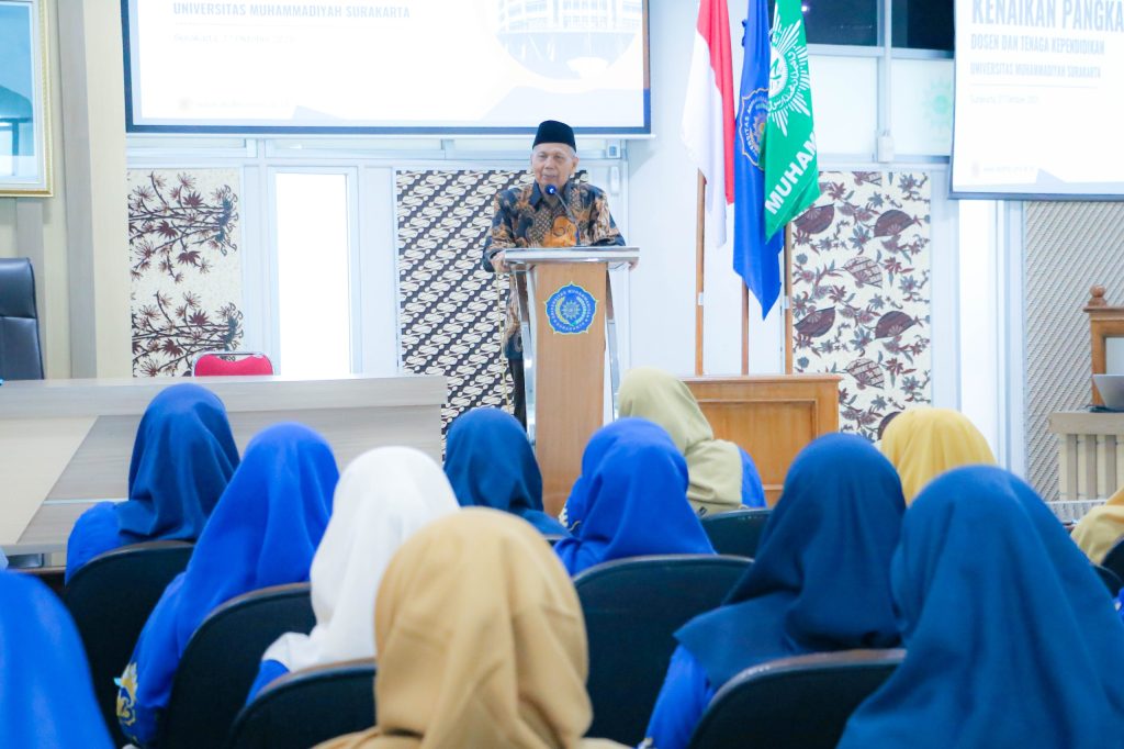 Universitas Muhammadiyah Surakarta (UMS) terus menunjukkan komitmen dalam penguatan sumber daya manusia melalui penyerahan Surat Keputusan (SK) Kenaikan Pangkat bagi Dosen dan Tenaga Kependidikan (Tendik).