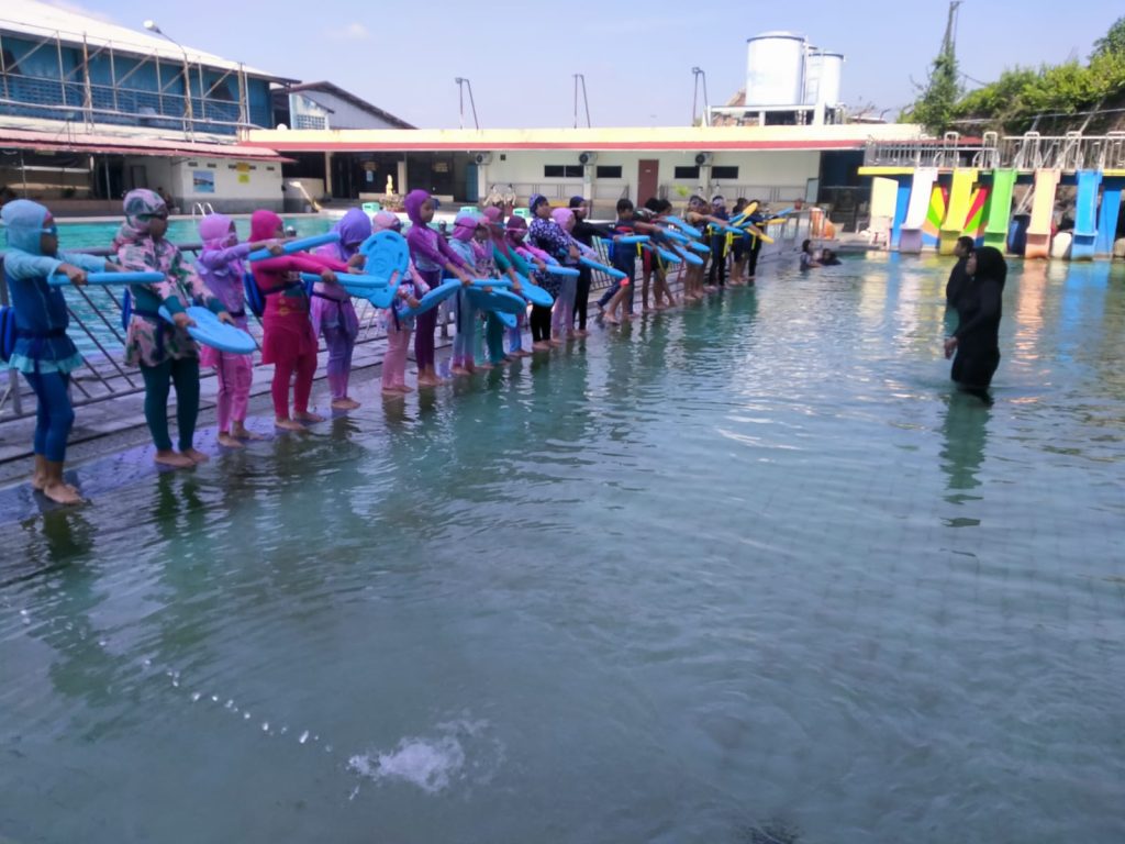 Tumbuhkan bakat dan motorik siswa, SD Muhammadiyah 1 Solo menggelar kegiatan pembelajaran renang untuk semua siswa baik Fase A hingga Fase B. Kegiatan renang berlangsung pada hari Senin, (13/10/2025) di Bengawan Sport Center Jebres.
