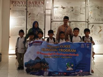 Outing Class ke Museum Keris, Siswa Kelas Bilingual SD Muhammadiyah 14 Solo Eksplorasi Budaya