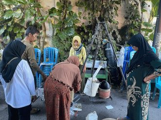 Tim Psikologi UMS Inspirasi Warga Kerten Wujudkan Lingkungan Bersih dan Bernilai Ekonomi