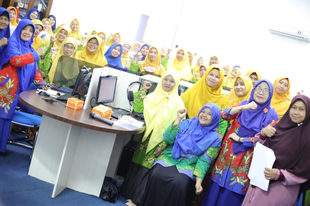 Majelis Pembinaan Kader (MPK) ‘Aisyiyah Cabang Kartasura bekerja sama dengan Universitas Muhammadiyah Surakarta (UMS) menyelenggarakan pelatihan pengelolaan keuangan berbasis Excel, Sabtu (4/10/2025) di Lab. Komputer/Bahasa Gedung I Lantai 4 Kampus 1 UMS. Kegiatan ini diikuti oleh 38 guru dari BA, PAUD, dan TK ‘Aisyiyah se-Cabang Kartasura.