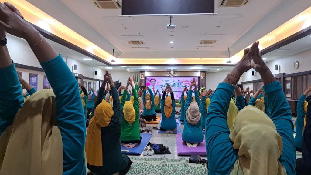 RS PKU Muhammadiyah Solo bersama Komunitas Penyintas Kanker Payudara "Grup Sehat Semangat (GSS)" menyelenggarakan kegiatan Move for Hope: Yoga dan Edukasi Kesehatan, Minggu (26/10/2025).