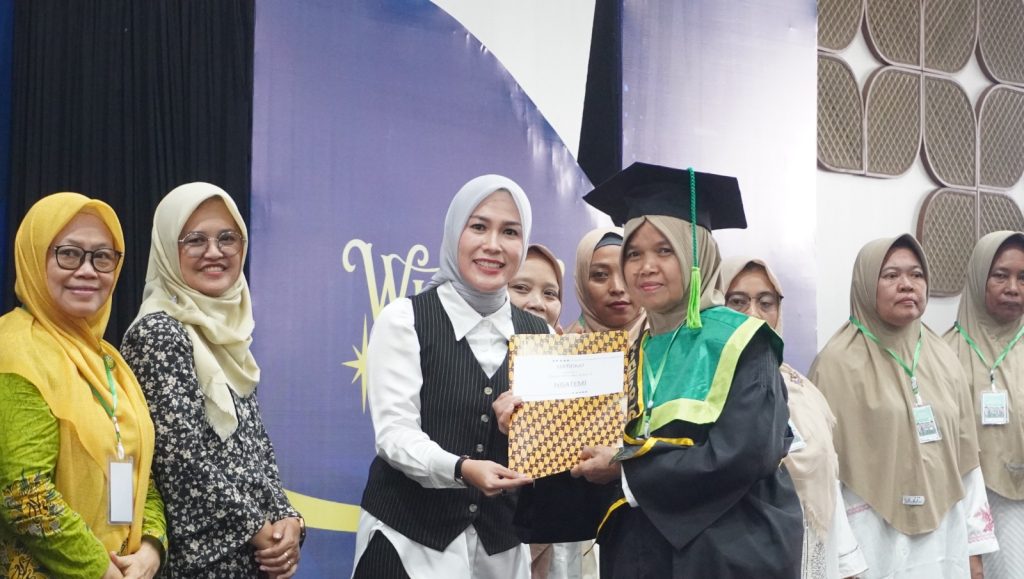 Pemerintah Kabupaten Boyolali bekerja sama dengan Pimpinan Daerah Aisyiyah (PDA) Boyolali menyelenggarakan Wisuda Sekolah Senior Aisyiyah (SSA) Tahun 2025. Acara berlangsung khidmat di Balai Sidang Mahesa Boyolali, Kamis (23/10/2025), dan dihadiri Wakil Bupati Boyolali yang turut langsung mewisuda para peserta.