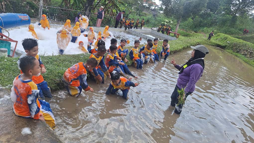 Sejumlah 84 murid kelas I SD Muhammadiyah Program Khusus (PK) Kottabarat Solo mengikuti kegiatan field trip belajar teknologi pertanian dan peternakan di Agrowisata Amanah, Karangpandan, Karanganyar, Senin (20/10/2025).