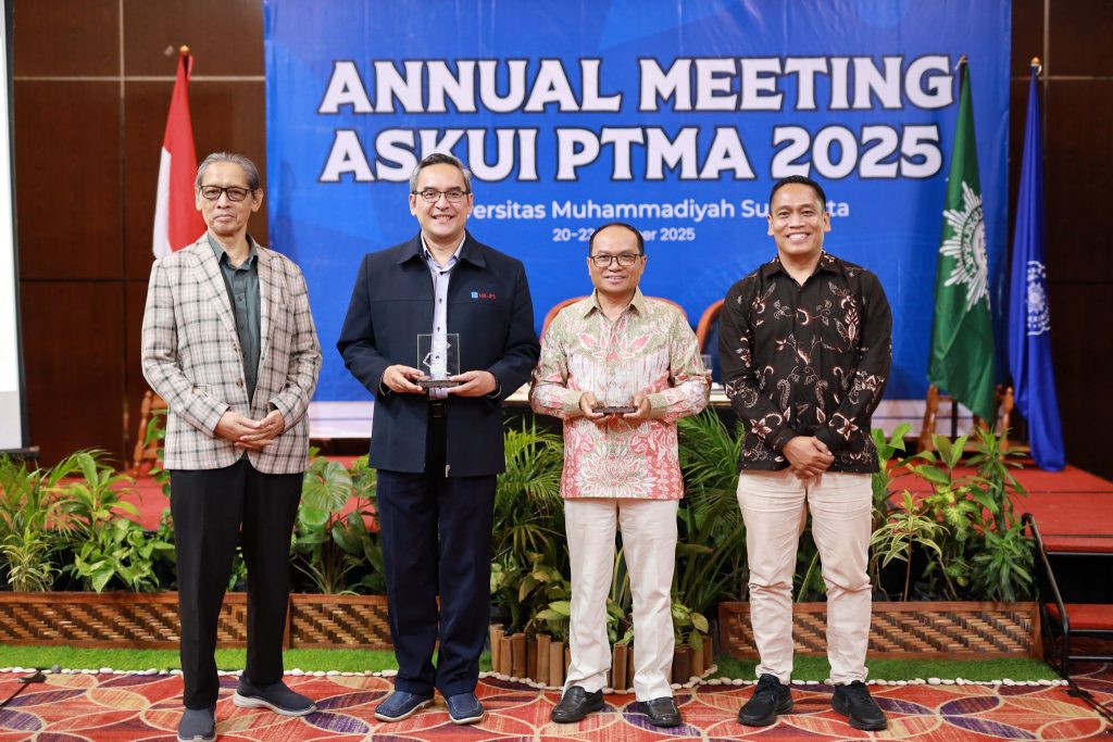 Universitas Muhammadiyah Surakarta (UMS) dipercaya menjadi tuan rumah kegiatan “Annual Meeting Asosiasi Kantor Urusan Internasional (ASKUI) Perguruan Tinggi Muhammadiyah dan ‘Aisyiyah (PTMA) 2025”. Kegiatan diselenggarakan di Hotel Alana, Senin-Rabu (20-22/10/2025), dan dihadiri delegasi dari 45 PTMA dari berbagai daerah di Indonesia.