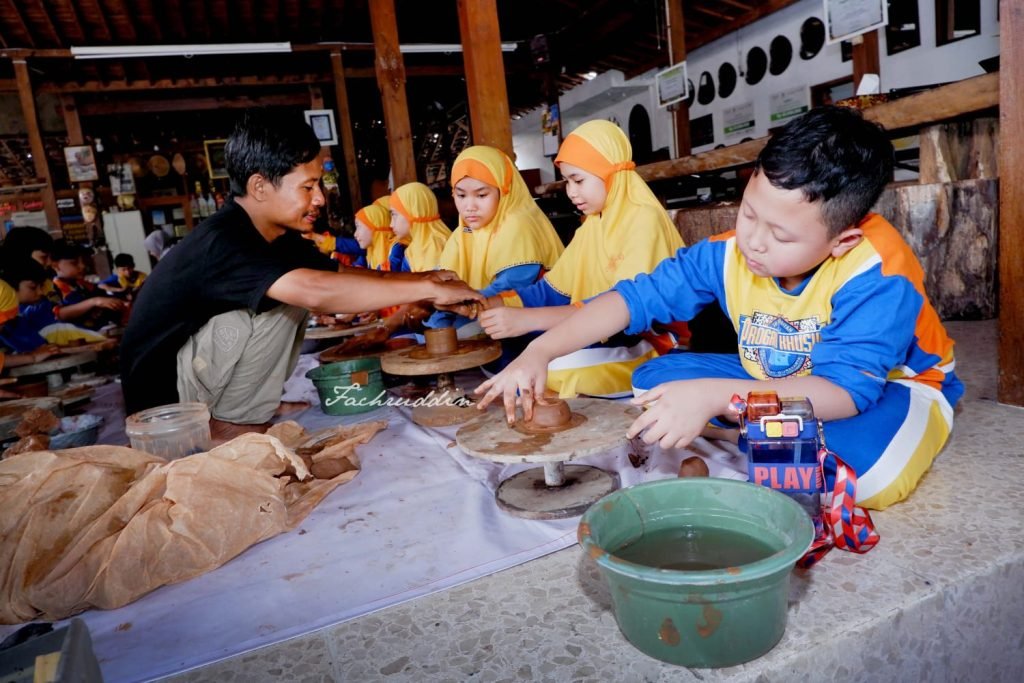 Sebanyak 65 murid kelas IV SD Muhammadiyah Program Khusus (PK) Kottabarat Solo mengikuti kegiatan field trip belajar pembuatan gerabah dengan teknik putar di Desa Wisata Krebet, Bantul, DIY, Senin (13/10/2025).