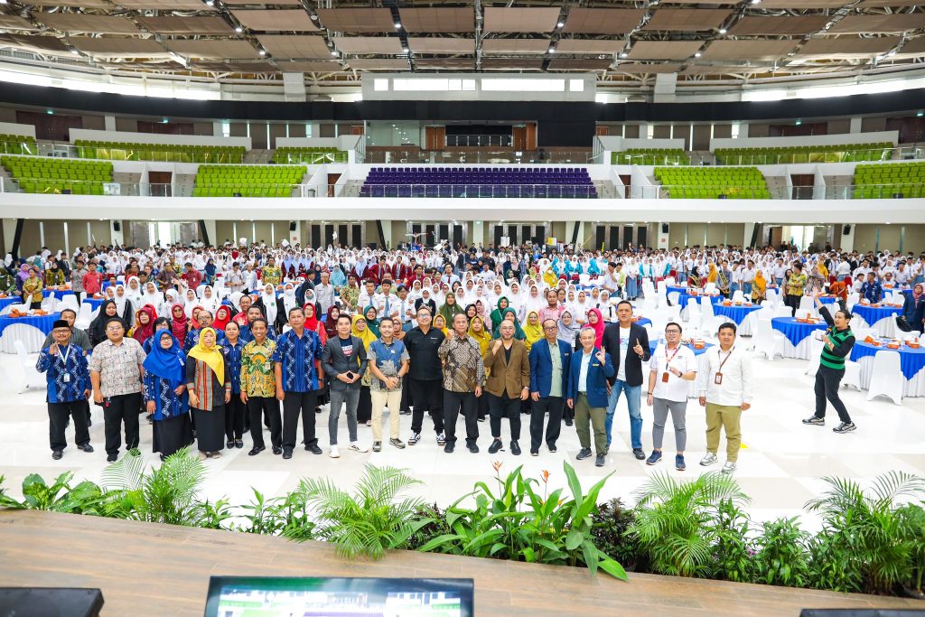 Universitas Muhammadiyah Surakarta (UMS) kembali membuka kesempatan kepada calon mahasiswa baru S1 dan S2 mendapatkan pendidikan gratis, melalui beasiswa Online Scholarship Competition (OSC) tahun akademik 2026-2027. Kebijakan itu untuk mendorong lahirnya generasi muda unggul dan berkarakter Islami.