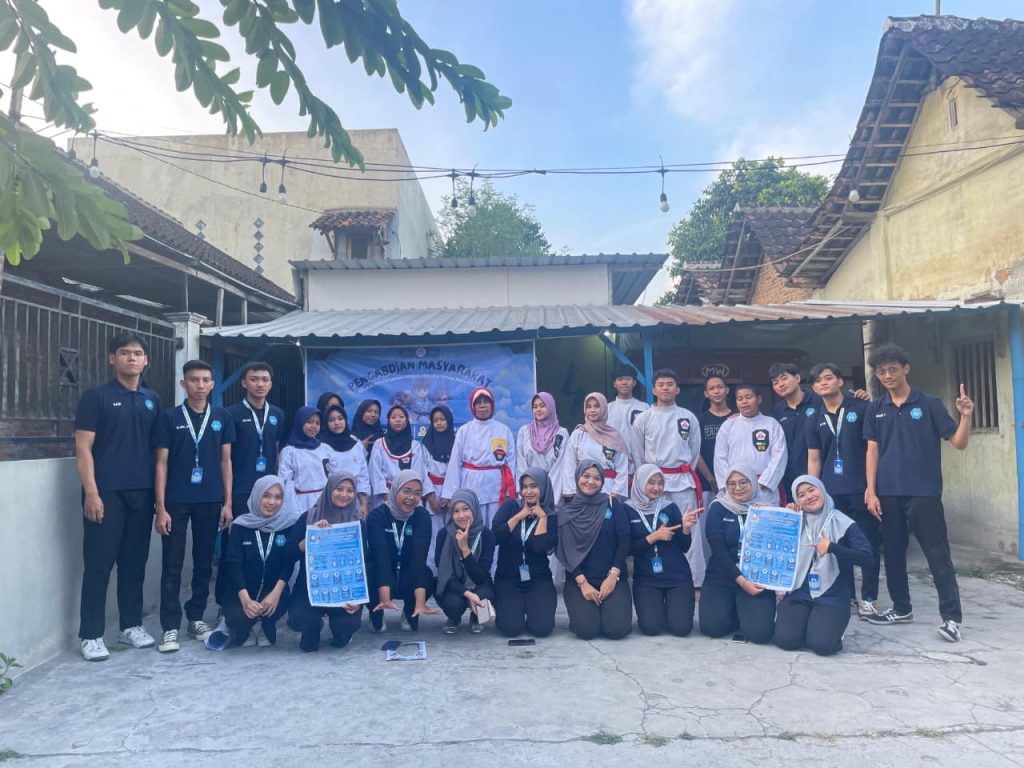 Himpunan Mahasiswa Program Studi (HMP) Fisioterapi Fakultas Ilmu Kesehatan (FIK) Universitas Muhammadiyah Surakarta (UMS) menggelar kegiatan bertajuk Latihan Sehat dan Aman: Edukasi Pencegahan Cedera Sprain dan Strain pada Pesilat di Perisai Diri Morodipan, Gonilan, Kartasura.