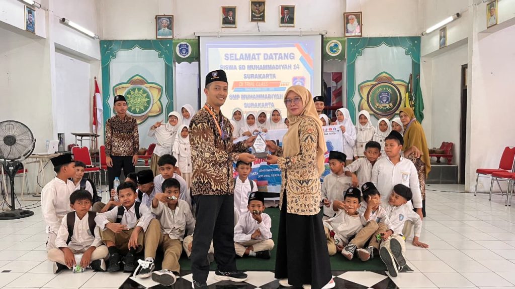 Suasana ceria tampak mewarnai wajah para siswa kelas VI SD Muhammadiyah 14 Danukusuman Solo saat mengikuti kegiatan School Tour ke SMP Muhammadiyah 7 Solo, Rabu (15/10/2025).