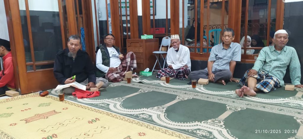 Pimpinan Cabang Muhammadiyah (PCM) Solo Selatan bersama Pimpinan Ranting Muhammadiyah (PRM) Serengan menggelar Kajian Tafsir pada Selasa (21/10/2025) malam di Masjid Al Kautsar, Dawung Kulon, Serengan, Solo.