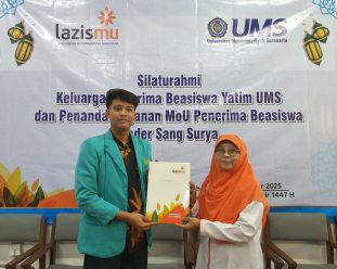 Lazismu UMS Berikan Beasiswa Yatim dan Beasiswa Kader Sang Surya