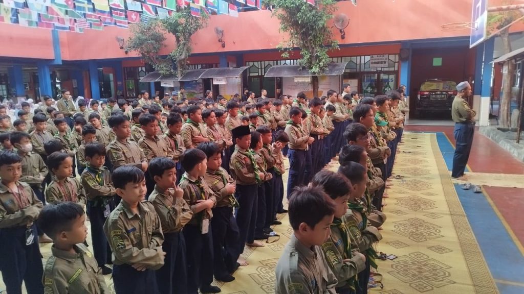 SD Muhammadiyah 1 Ketelan Solo Jawa Tengah gelar habituasi salat Dhuha berjemaah di lapangan sekolah sehat, Jumat (7/11/2025). Kegiatan dalam rangka menyambut Milad ke-113 Muhammadiyah.