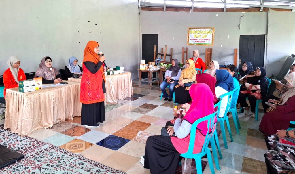 UMPKU Berdayakan Masyarakat Solo Atasi Hipertensi Lansia dengan Akupresur dan Minyak Sereh Wangi