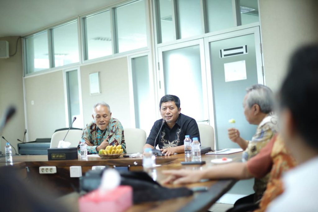 Rapat Pleno Pimpinan Wilayah Muhammadiyah (PWM) Jawa Tengah berlangsung di Universitas Muhammadiyah Surakarta (UMS) pada Rabu, (19/11/2025). Pertemuan digelar di Ruang Rapat Badan Pembina Harian (BPH), Gedung Siti Walidah lantai 6, dan dihadiri unsur pimpinan UMS dan berbagai majelis dan lembaga PWM.