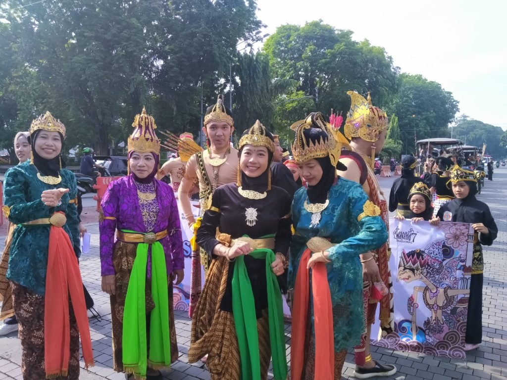 Puluhan siswa dan guru sekolah budaya SD Muhammadiyah 1 Solo diajak dan tampilkan fragmen karna dalam rangka Peringati Hari Wayang dan Gamelan tingkat nasional, Minggu (2/11/2025).
