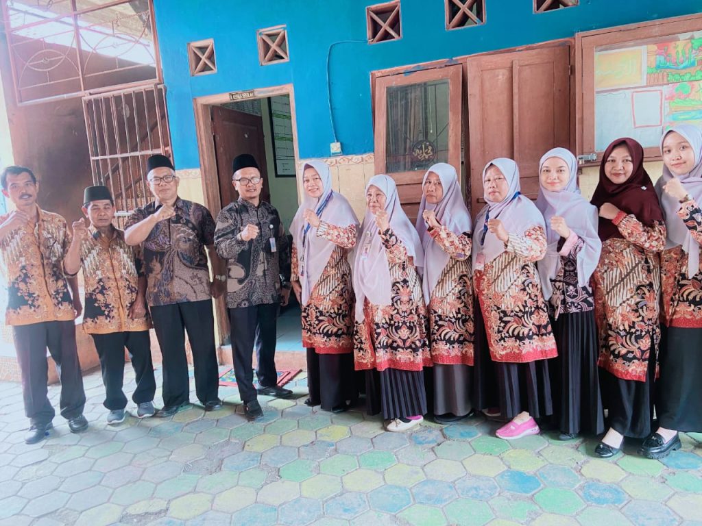 Semangat untuk menjadi guru sejati menggema di aula MTS Muhammadiyah Demangan Sambi dalam kegiatan motivasi yang menghadirkan Pujiono, Sekretaris Majelis Dikdasmen dan PNF PCM Sambi, bersama Daryono, Bendahara Majelis Dikdasmen dan PNF.