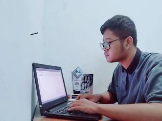 Berani Mencoba Menjadi Kunci Ammar PBSI UMS Tembus Juara Puisi Nasional